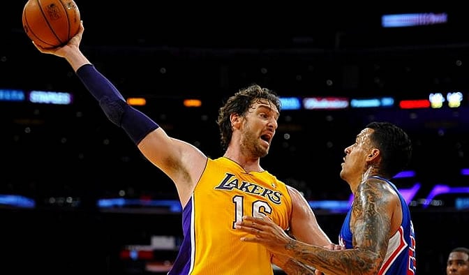 Pau Gasol se enfrenta a Matt Barnes