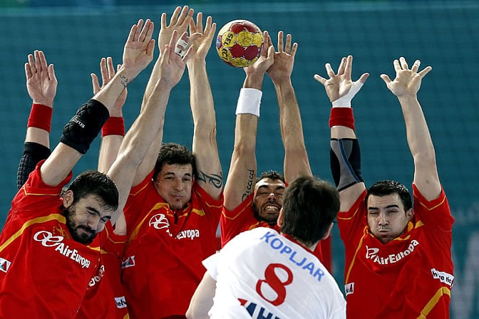 El croata Kopljar tira a portería en el partido ante España