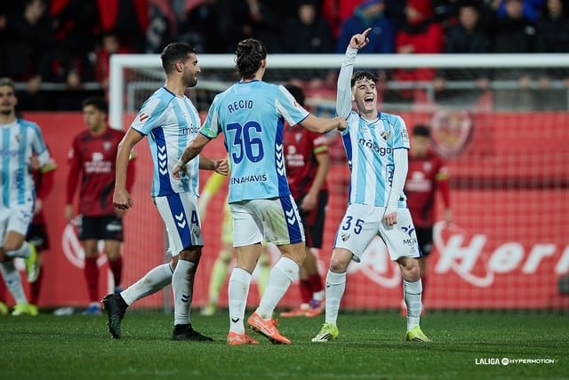 El centrocampista del Málaga Aaron Ochoa, celebrando el gol conseguido ante el Mirandés