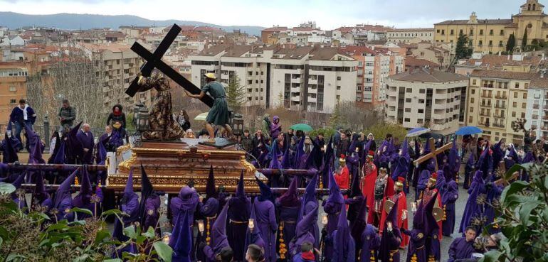 El Jesús de las Seis subiendo por la calle Palafox, ya bajo la lluvia.