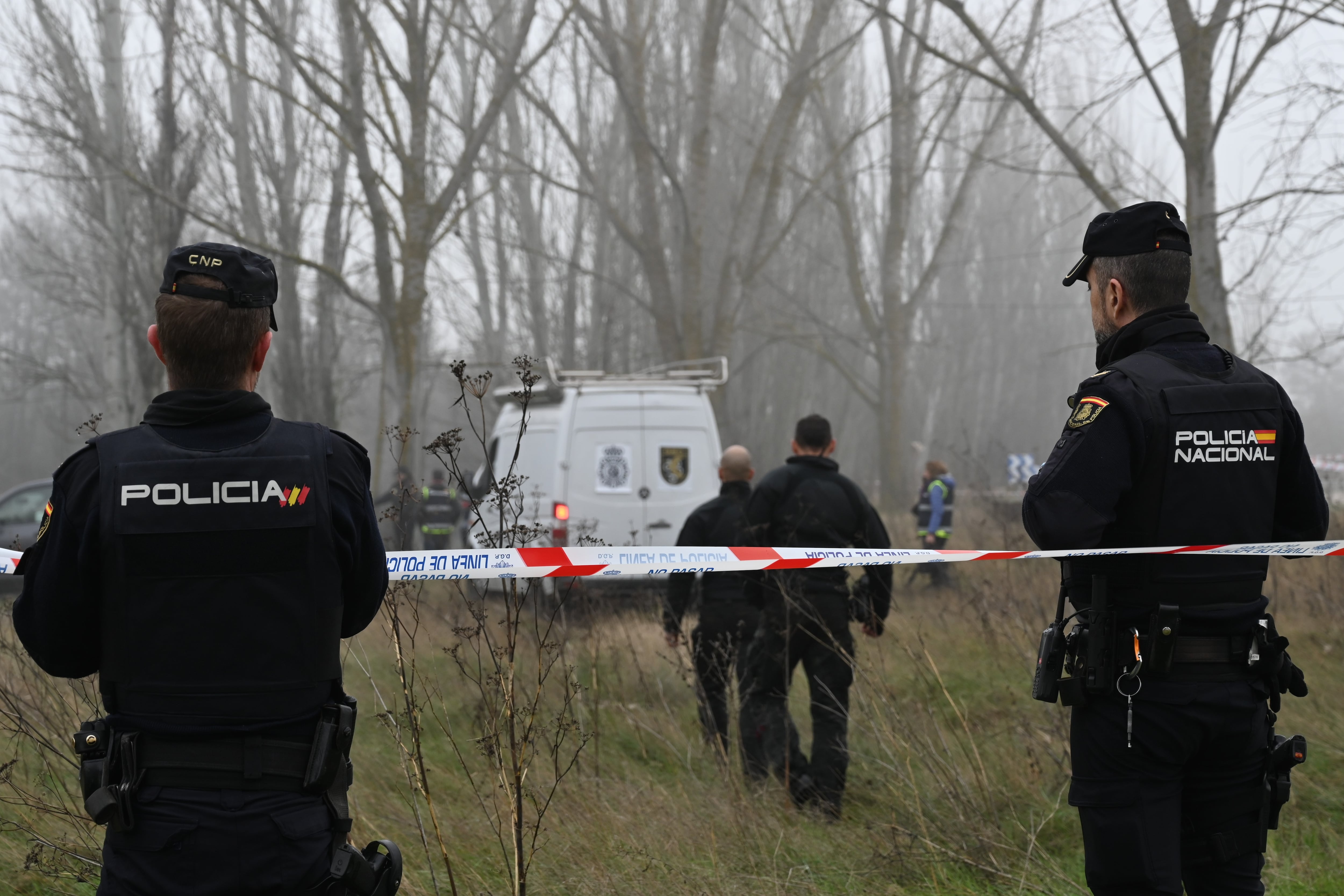 PALENCIA, 05/01/2023.- Efectivos policiales en una zona acordonada durante las labores de búsqueda del conductor que ha caído con su vehículo al Río Carrión de Palencia en la mañana de este jueves. EFE/ Almudena Alvarez
