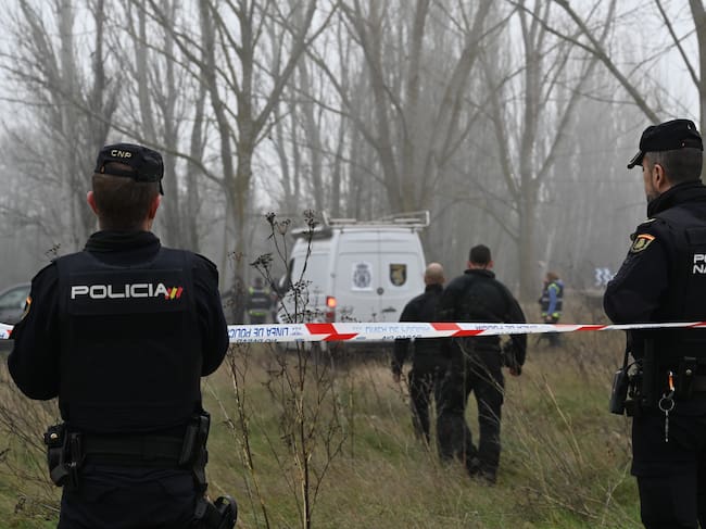 PALENCIA, 05/01/2023.- Efectivos policiales en una zona acordonada durante las labores de búsqueda del conductor que ha caído con su vehículo al Río Carrión de Palencia en la mañana de este jueves. EFE/ Almudena Alvarez