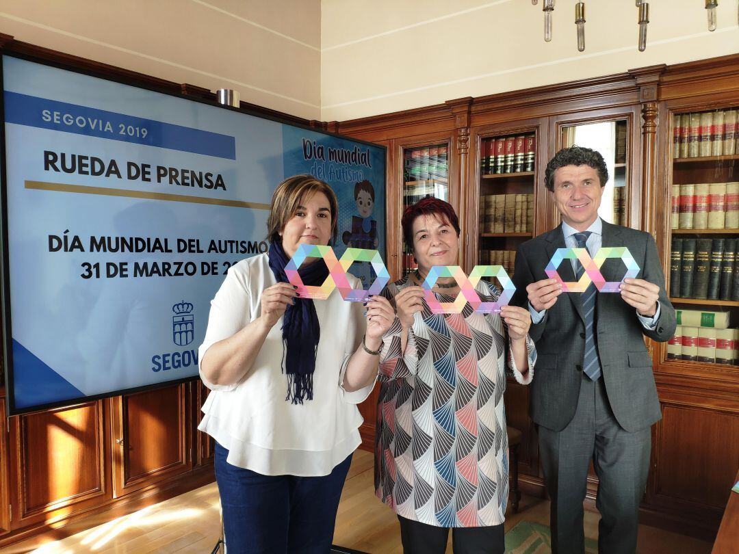 Susana Gurí, con la alcaldesa y el concejal de participación ciudadana y asuntos sociales, con el logotipo de la campaña de Autismo Europa diseñada con motivo del Día mundial del autismo