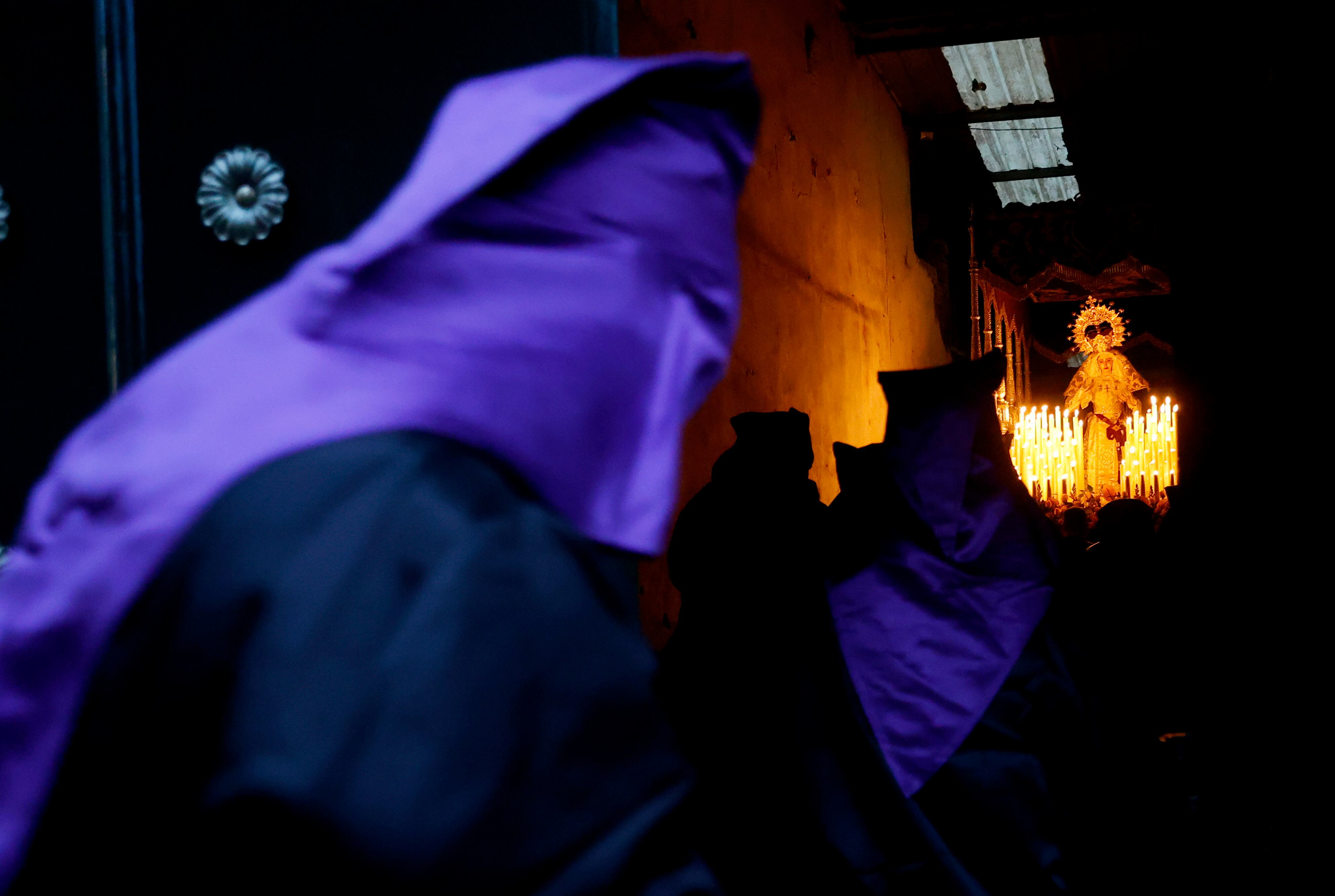 Imagen de la Virgen de la Amargura en el corralón de Dolores en la Semana Santa de Ferrol. EFE/ Kiko Delgado