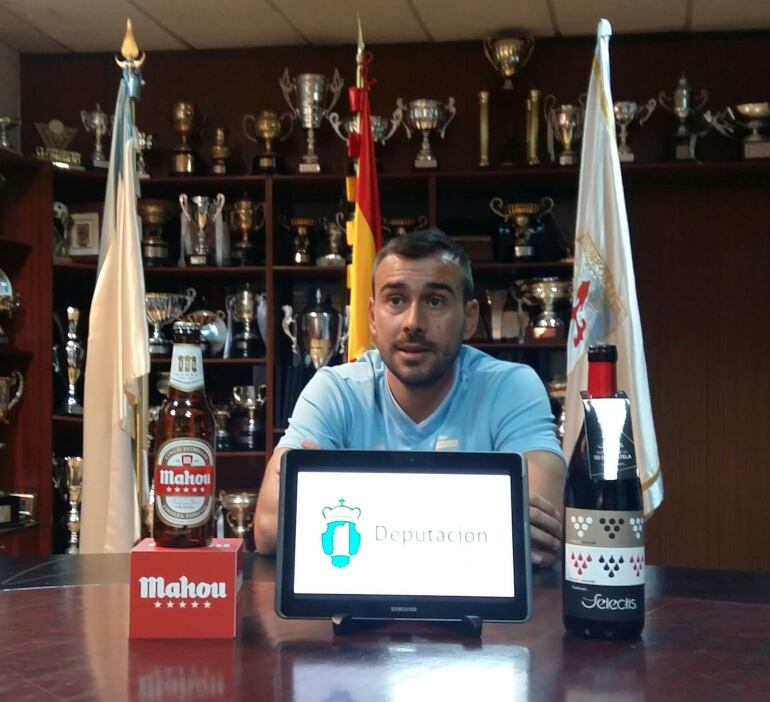 Yago Iglesias, entrenador de la SD Compostela, en la sala de trofeos del club