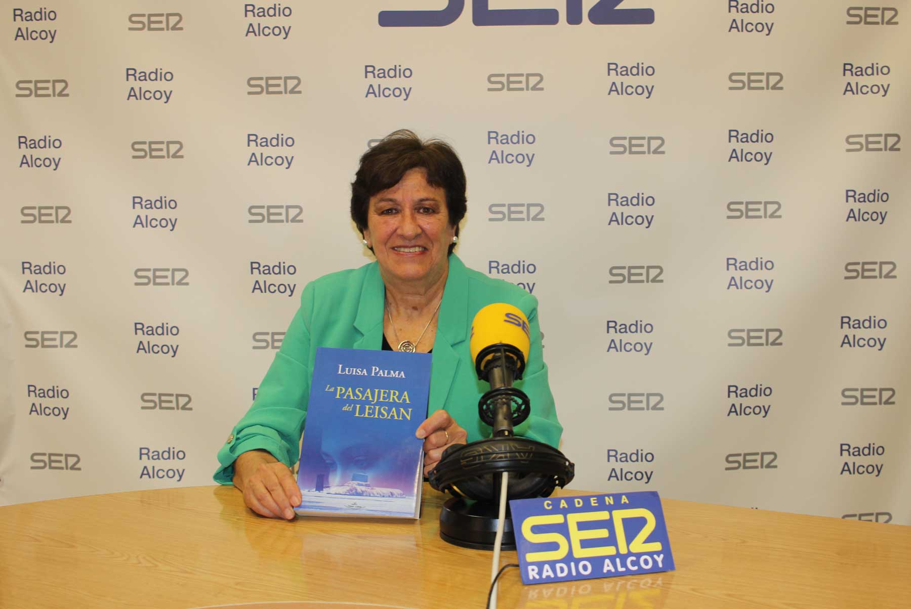 Luisa Palma, en el estudio central de Radio Alcoy, con un ejemplar del libro que acaba de publicar