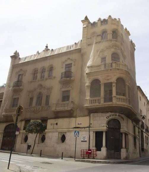 Esta vivienda señorial, construida por el arquitecto valenciano Víctor Gosálvez Gómez en 1924, está protegida por su valor patrimonial e histórico