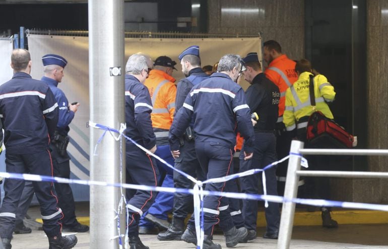 Bomberos y expertos entran y salen de la estación de metro de Maalbeek en Bruselas