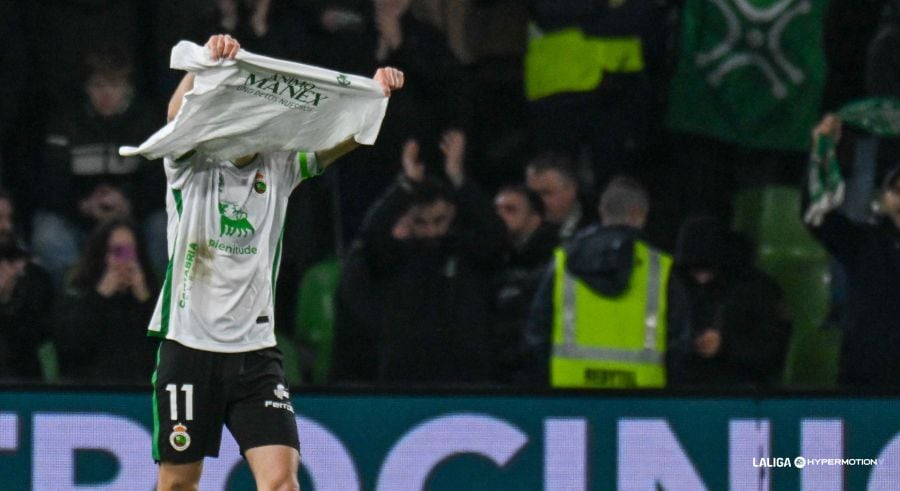 Andrés Martín, celebrando su gol al Mirandés y dedicándoselo a Manex Lozano.