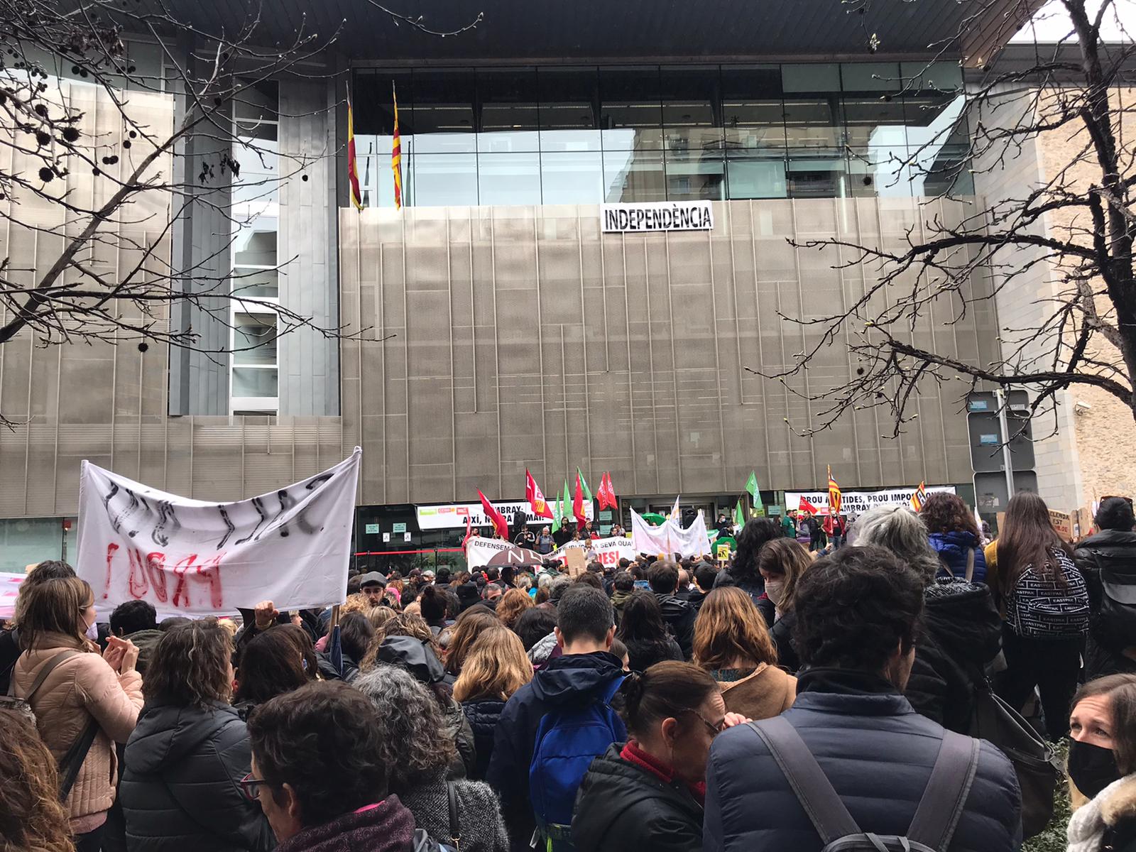 Concentració davant la Generalitat a Girona.