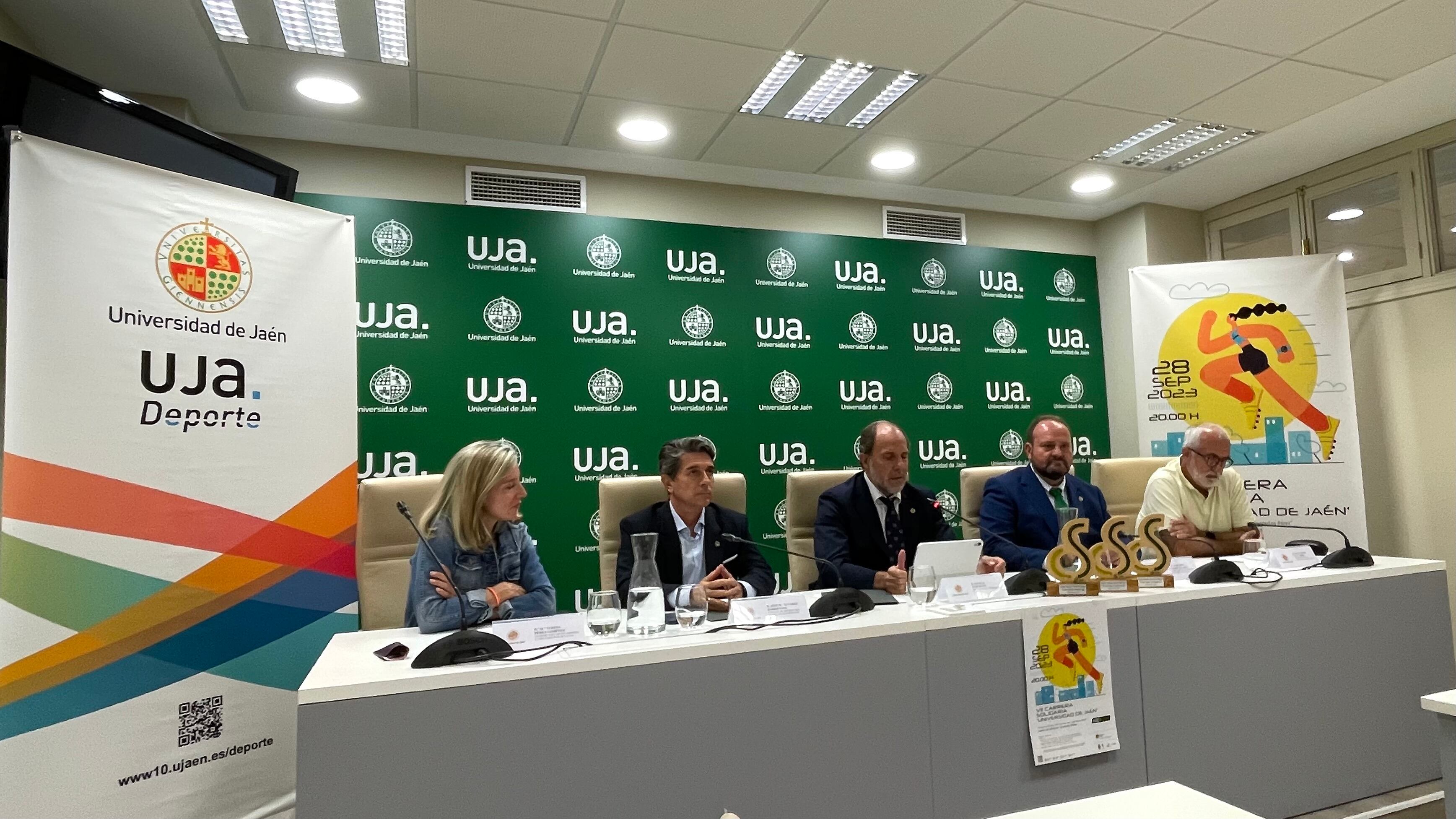 El Rector de la UJA, Nicolás Ruiz junto  al concejal de deportes y varios vice rectores en la presentación de la Carrera Solidaria