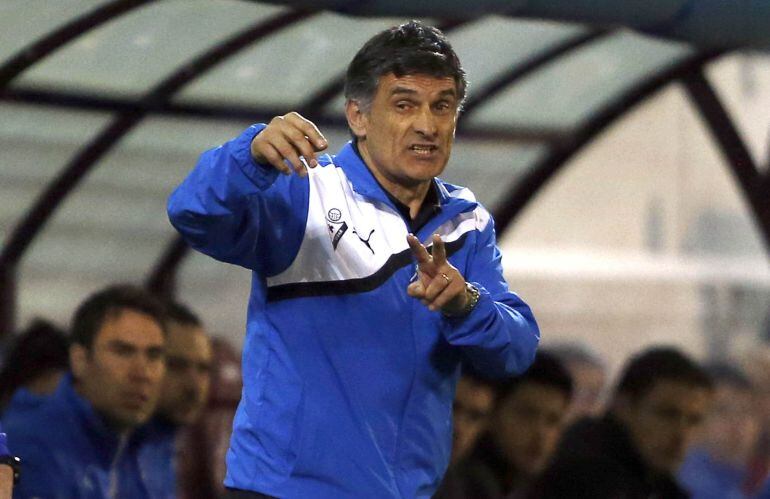 El técnico del Eibar, José Luis Mendilibar, durante el encuentro correspondiente a la jornada 35 de primera división, que han disputado esta noche frente al Deportivo de la Coruña en el estadio Ipurua de la localidad armera.