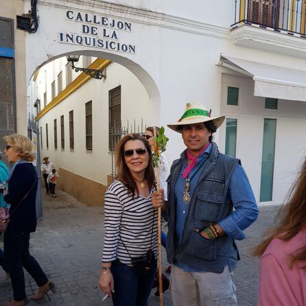 El torero Francisco Rivera Ordóñez, junto a una peregrina, en el inicio de la calle Castilla