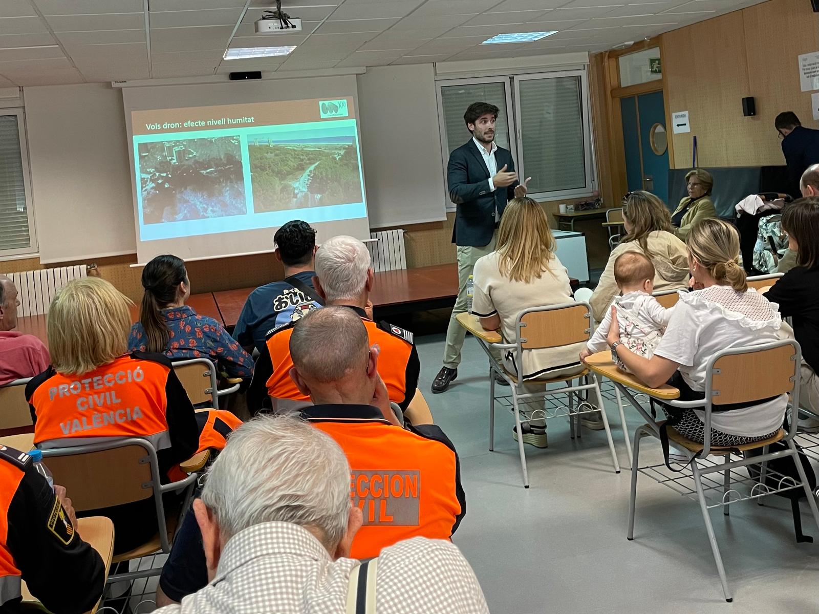 Charla del Ayuntamiento de València a los vecinos de El Saler sobre la prevención de incendios.