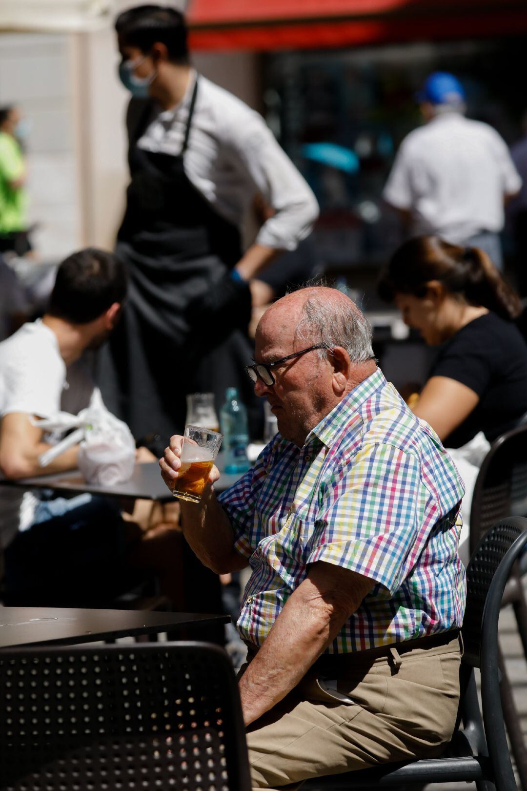 Clientes en las terrazas de los bares de la Plaza de las Flores en la capital de Murcia