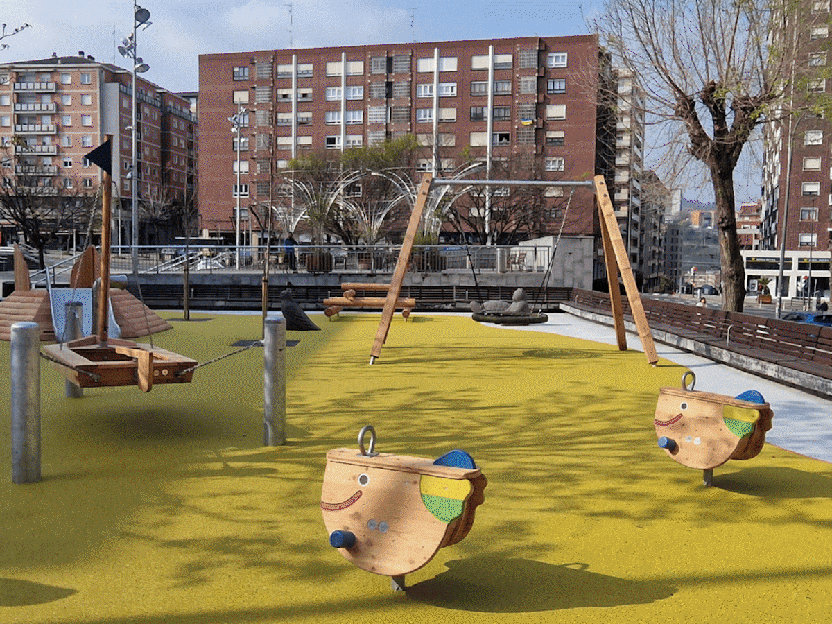 Bilbao renueva el parque infantil de Ibarrekolanda con nuevos juegos inclusivos y más seguridad