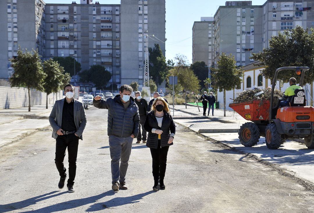 José Antonio Díaz junto a Mamen Sánchez durante una visita a una barriada de Jerez