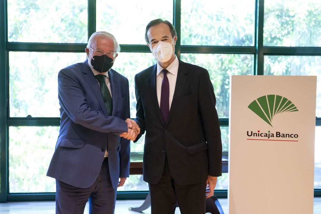 El presidente de Unicaja Banco, Manuel Azuaga (izquierda), junto con el presidente de Libertad, Manuel Menéndez (derecha)