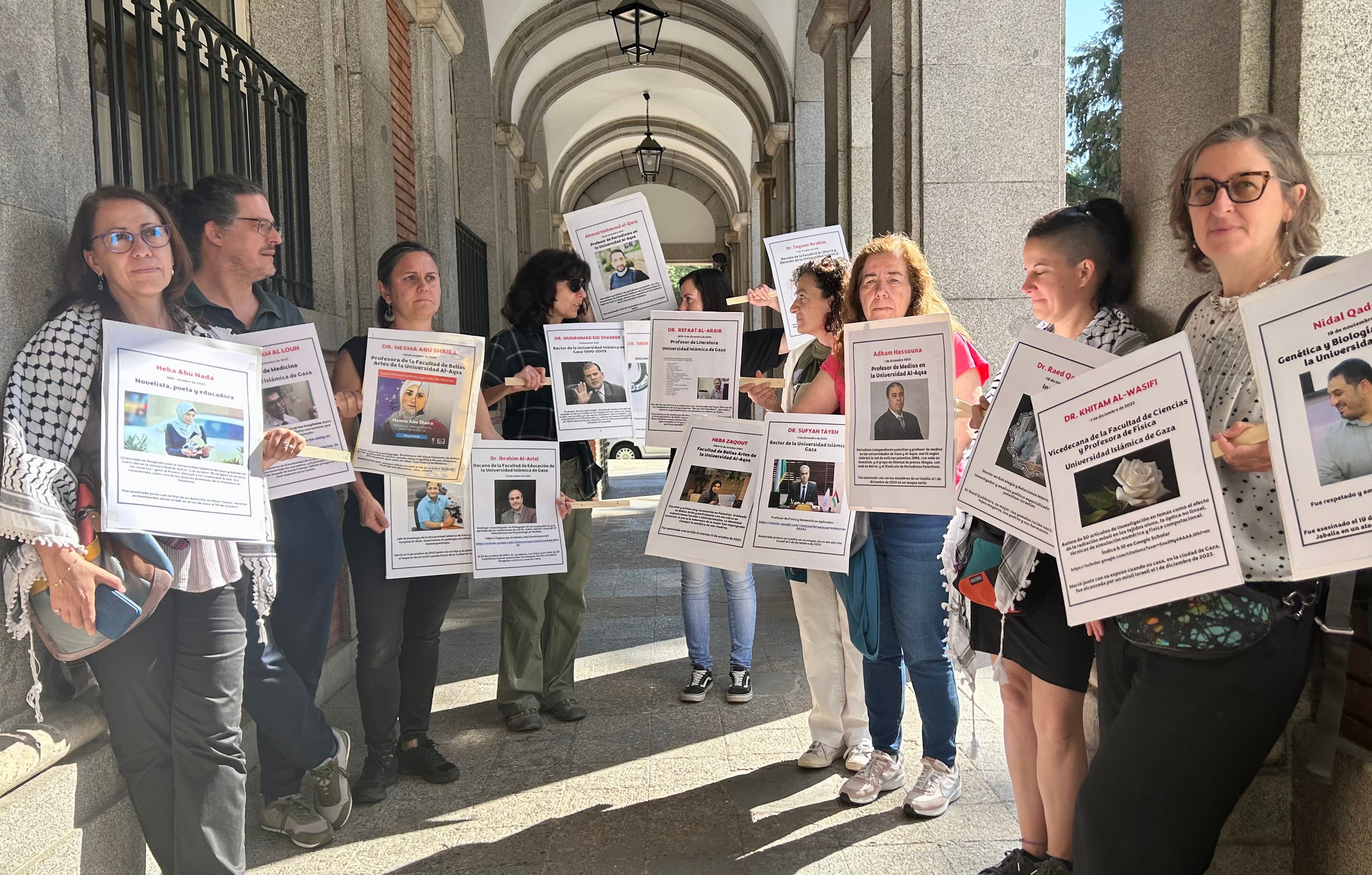 Un grupo de profesores lleva carteles con las fotografías de los colegas de profesión asesinados durante la ofensiva israelí en Gaza