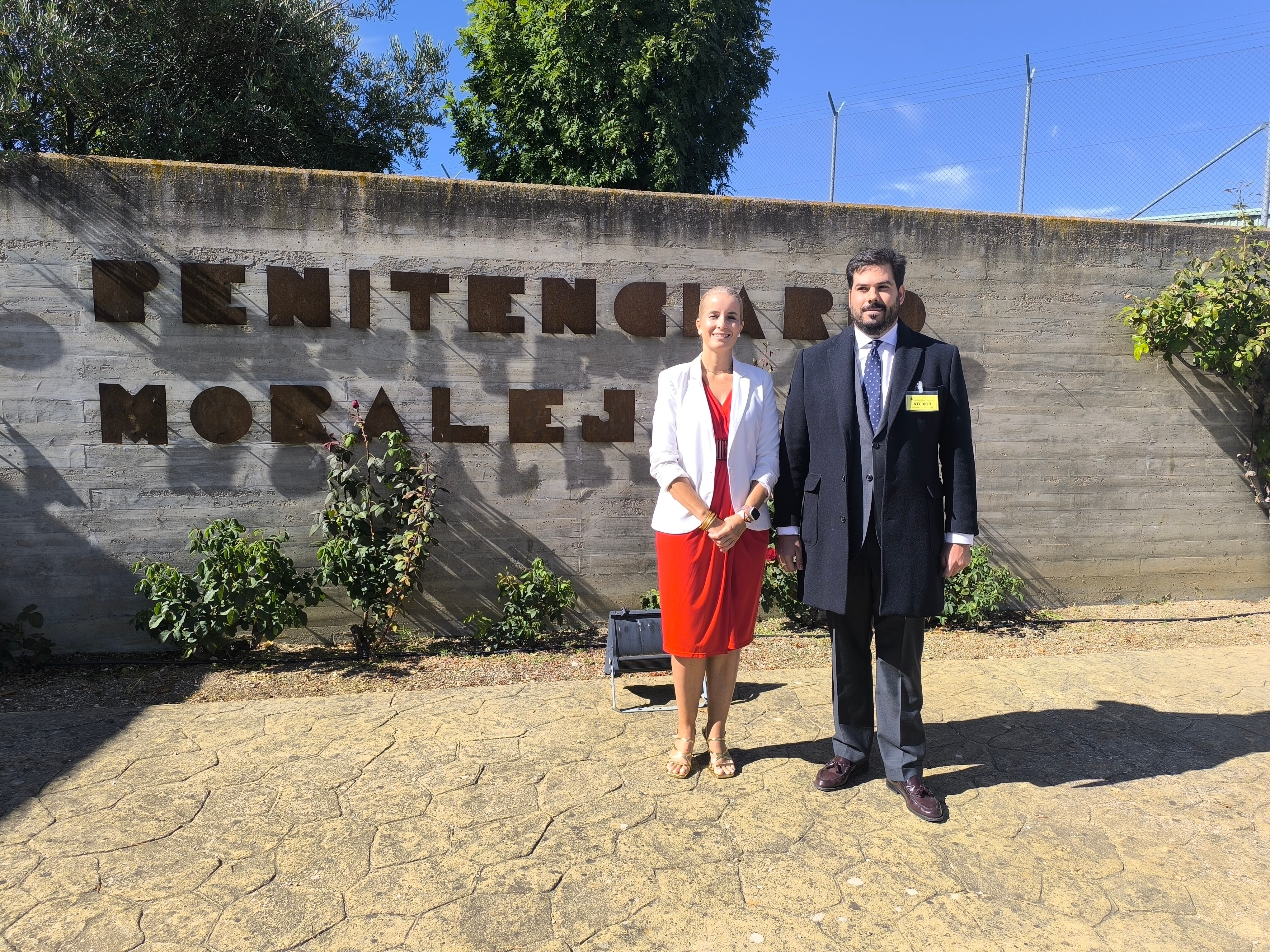 Marta Tuoya, directora del centro Penitenciario La Moraleja y, Eduardo Santiago, subdelegado del Gobierno
