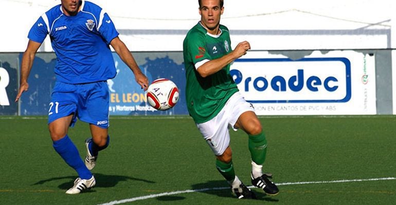 El ex jugador del Real Jaén, Alberto Cobo, disputa el balón con un contrario durante un partido.