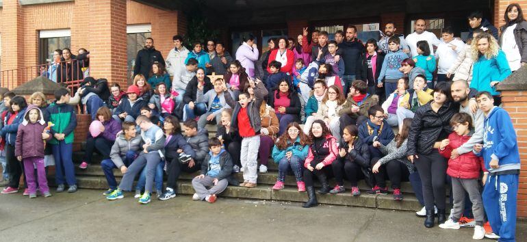 Los alumnos del Ciudad de Toledo reciben a los futbolistas en las puertas del centro