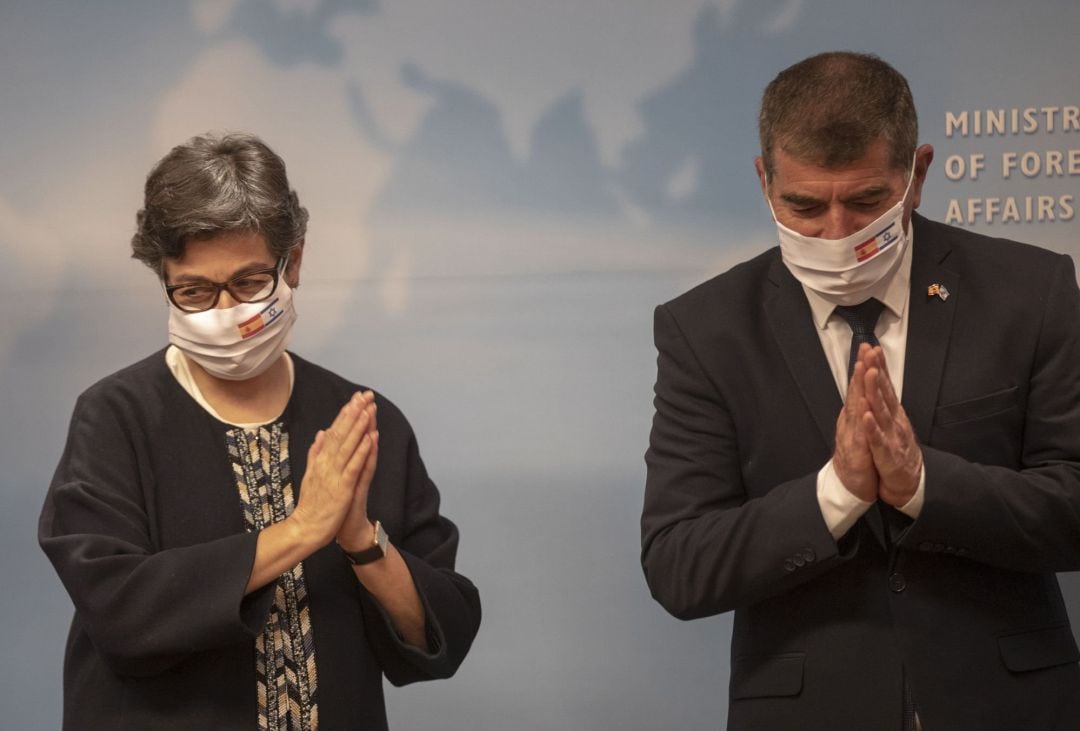 La ministra Arancha Gonzalez Laya junto al ministro de Exterires israelí, Gabi Ashkenazi en Jerusalén. 