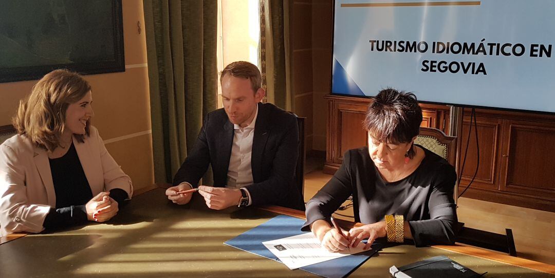 Firma del convenio entre Turismo de Segovia y OISE Segovia relacionado con el Turismo Idiomático