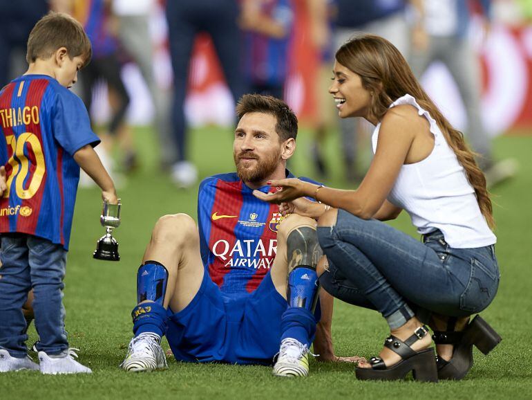 De izquierda a derecha: Thiago, Lionel y Antonella.