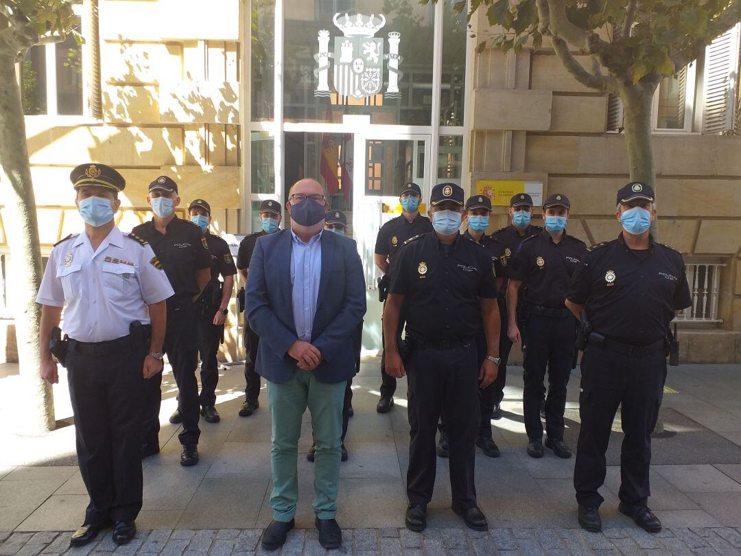 Agentes de la Policía Nacional con Miguel Latorre