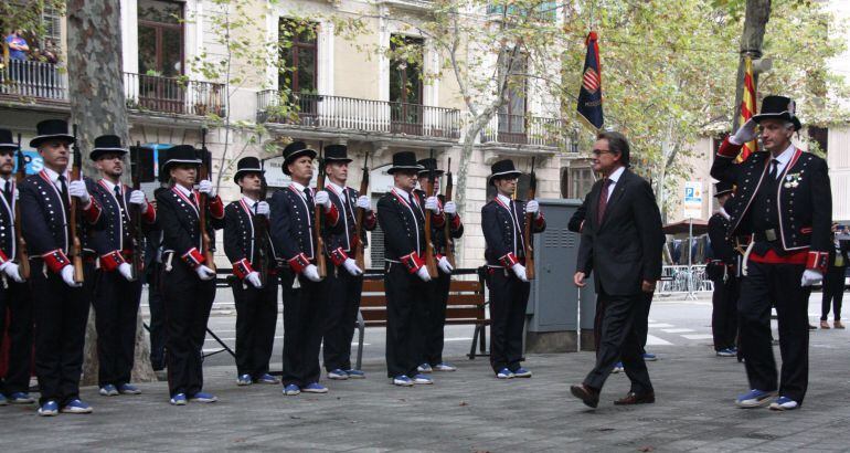 Artur Mas revista a los Mossos en la tradicional ofrenda floral al monumento de Rafael Casanova 