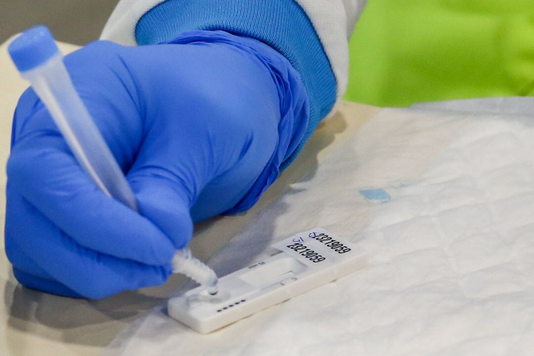 Un sanitario realiza un test de antígenos