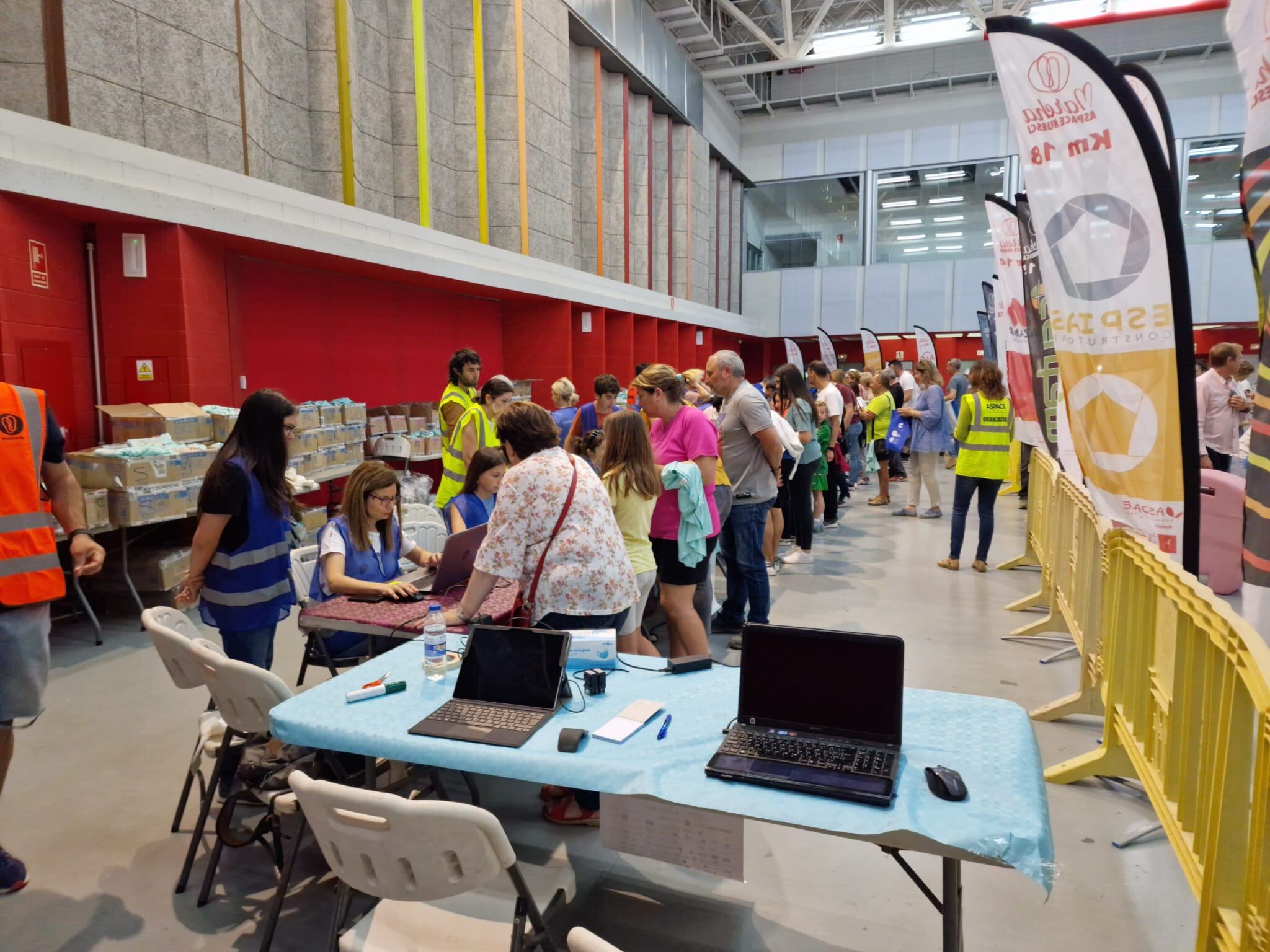 Mucha actividad en el interior del Palacio de Congresos, en el día previo de la Marcha Aspace