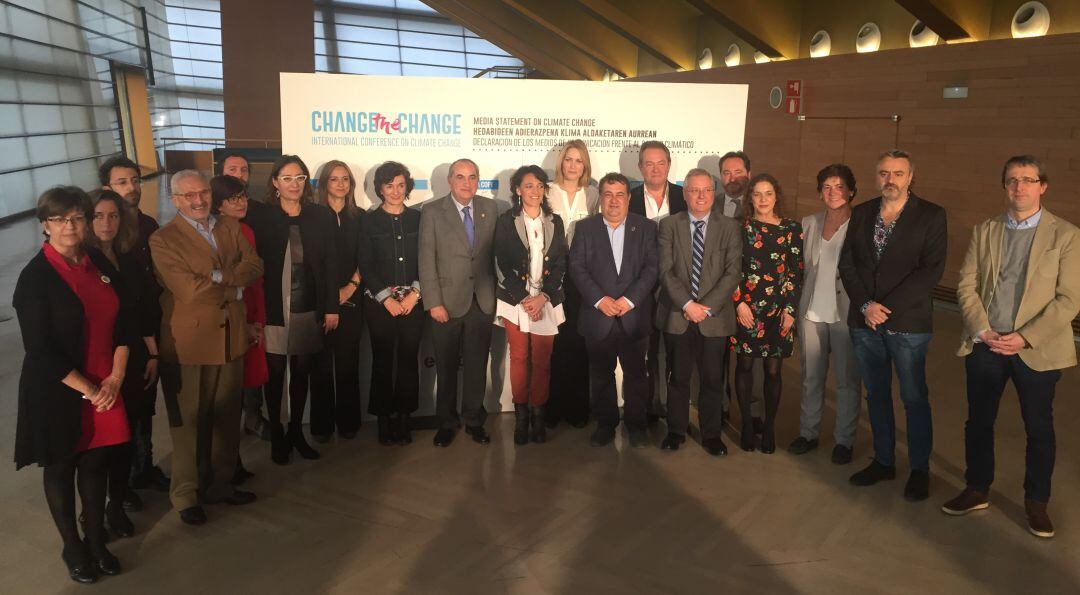 Foto de familia de las instituciones y representantes de algunos de los medios de comunicación que han suscrito un decálogo contra el cambio climático.