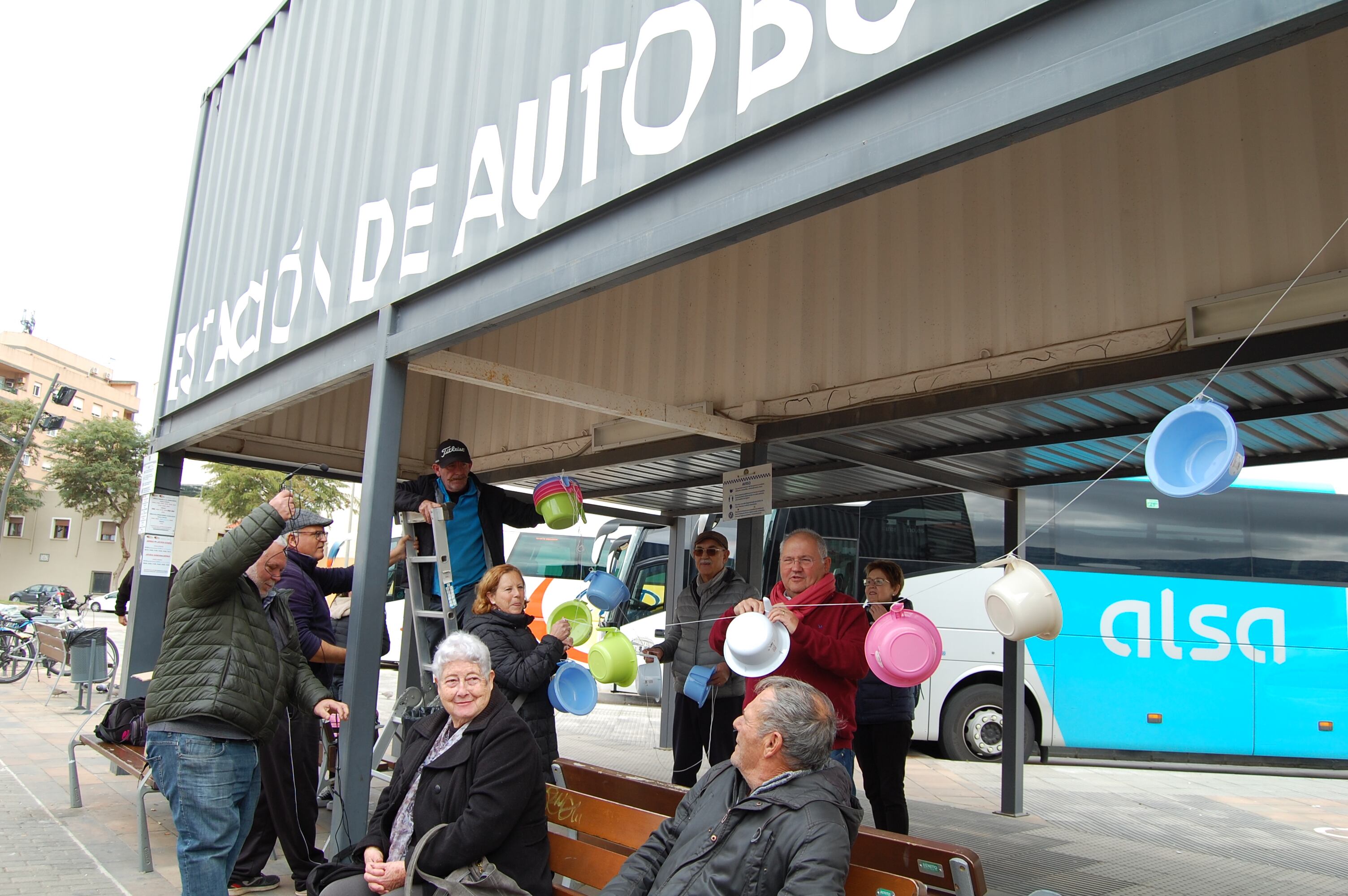 Acción reivindicativa de Gent de Dénia, colgando orinales en la estación de autobuses.