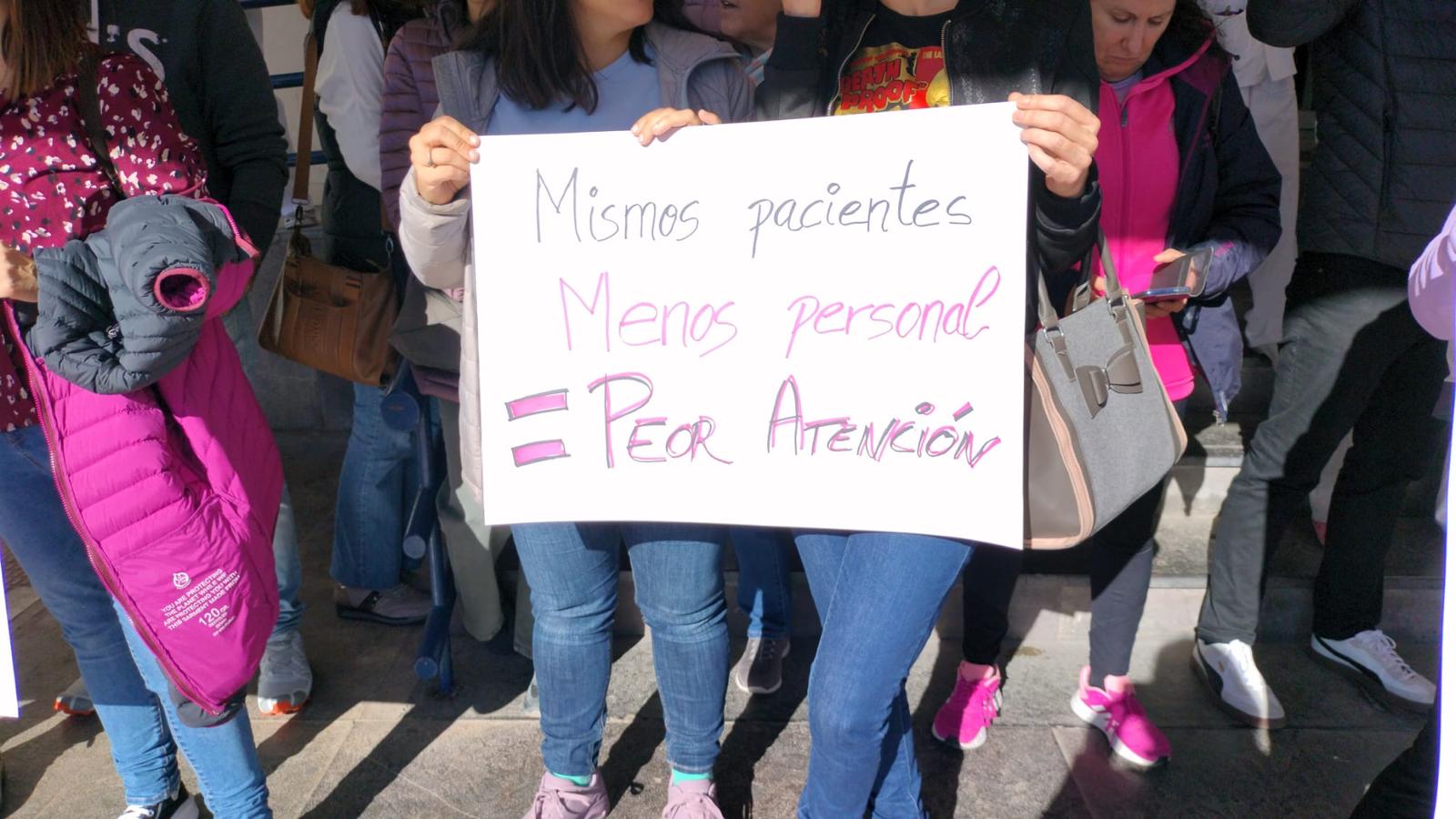 Pancarta del personal de enfermería y TCAES en la protesta a las puertas del Hospital