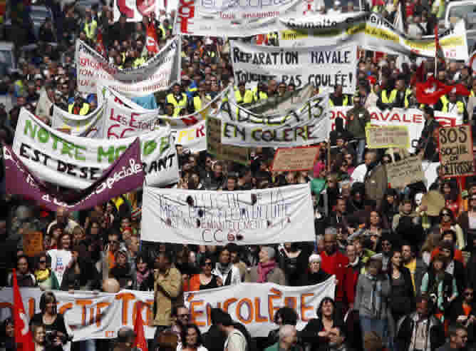 A primera hora de la mañana la actividad económica no estaba seriamente afectada, aunque los paros se dejaban sentir en el transporte público, sobre todo en ferrocarriles