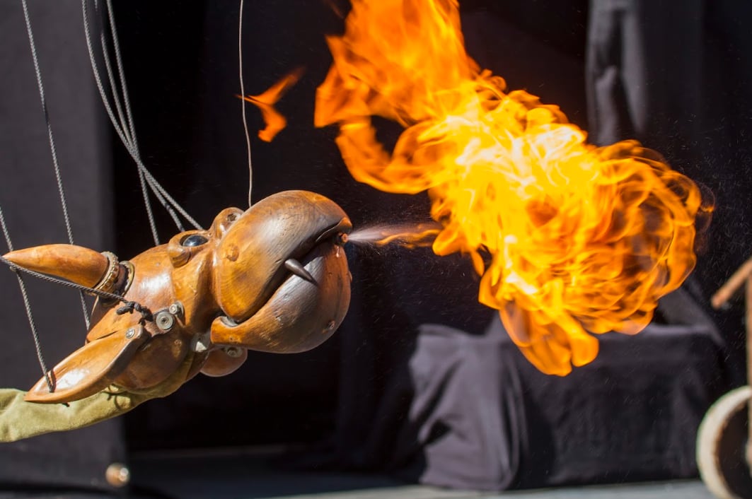 Espectáculo con fuego y una marioneta