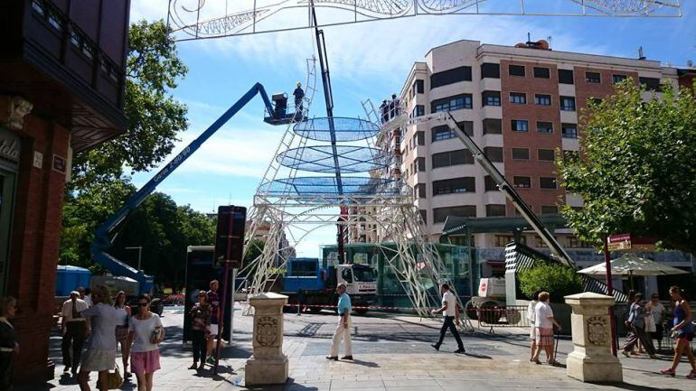 Instalación que se está montando en la zona de la plaza de Pío XII