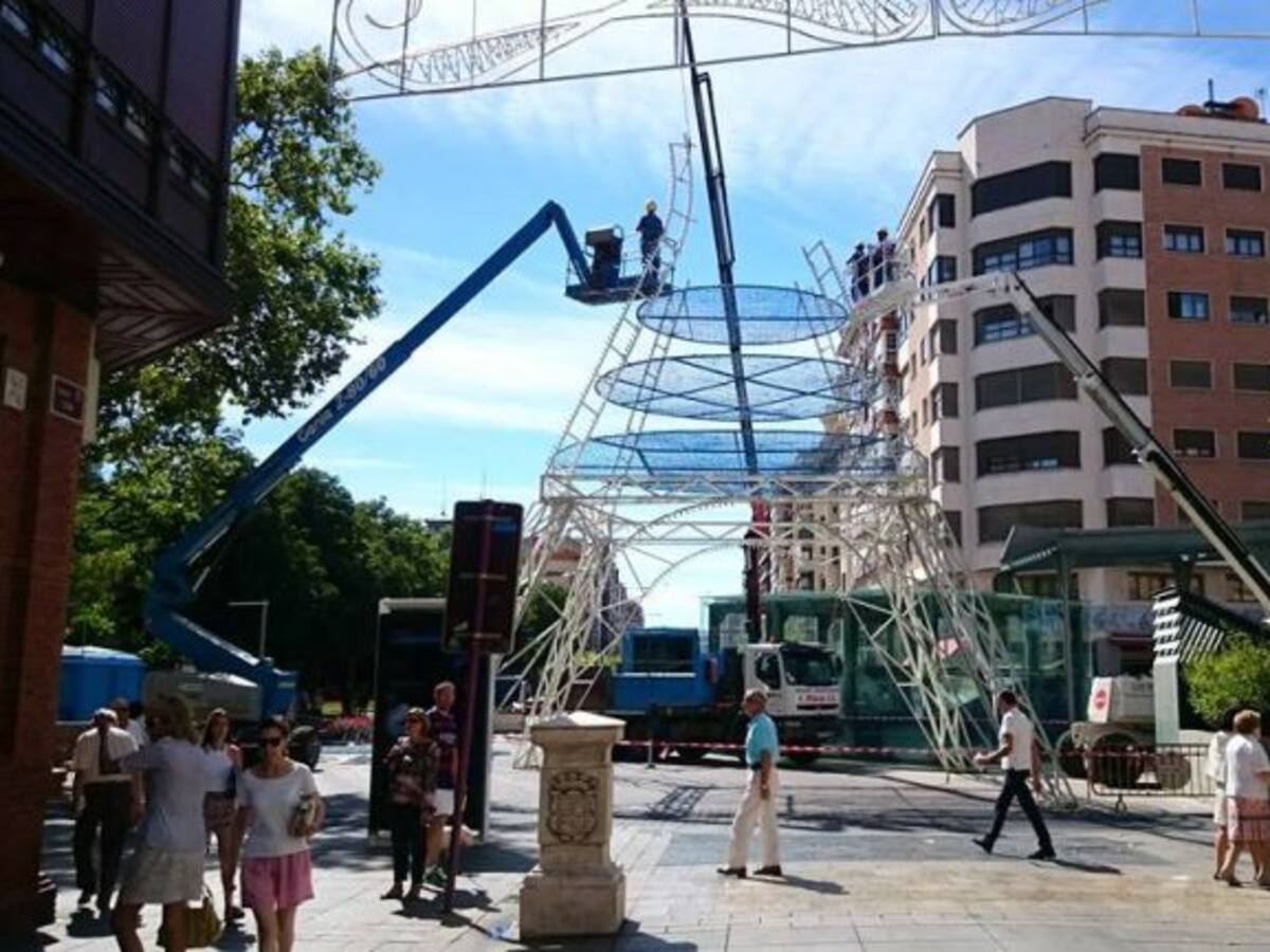 Comienza la instalación de la iluminación festiva de San Antolín