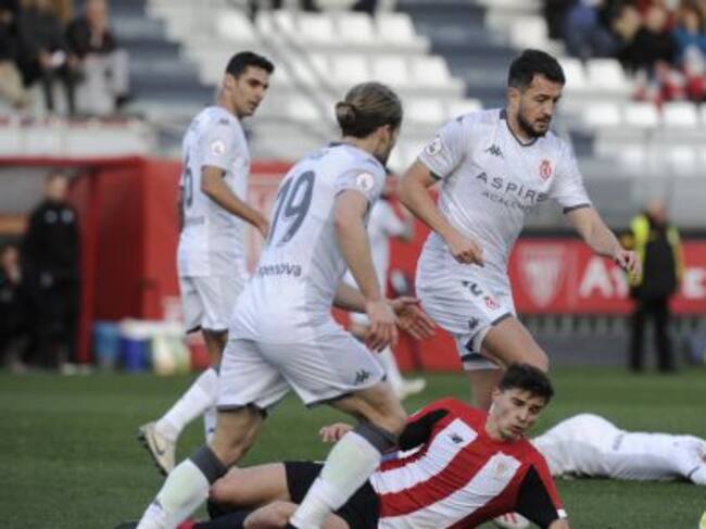 Rodas y Aitor, con Iván sobre el césped de Lezama