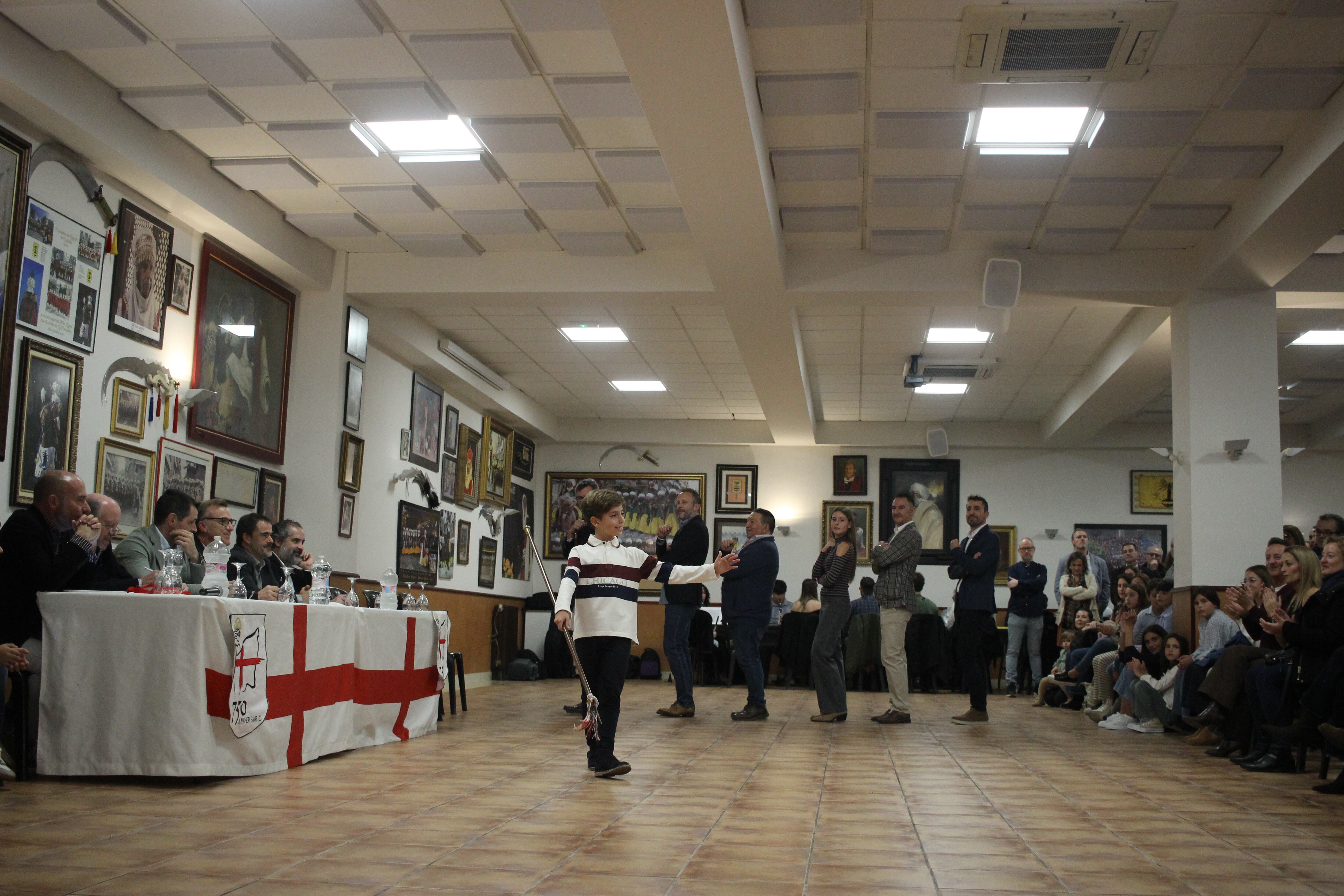 Marc Ferrándiz Baudín, de la Filà Mudéjares, en un momento del concurso y ante la mirada del jurado.