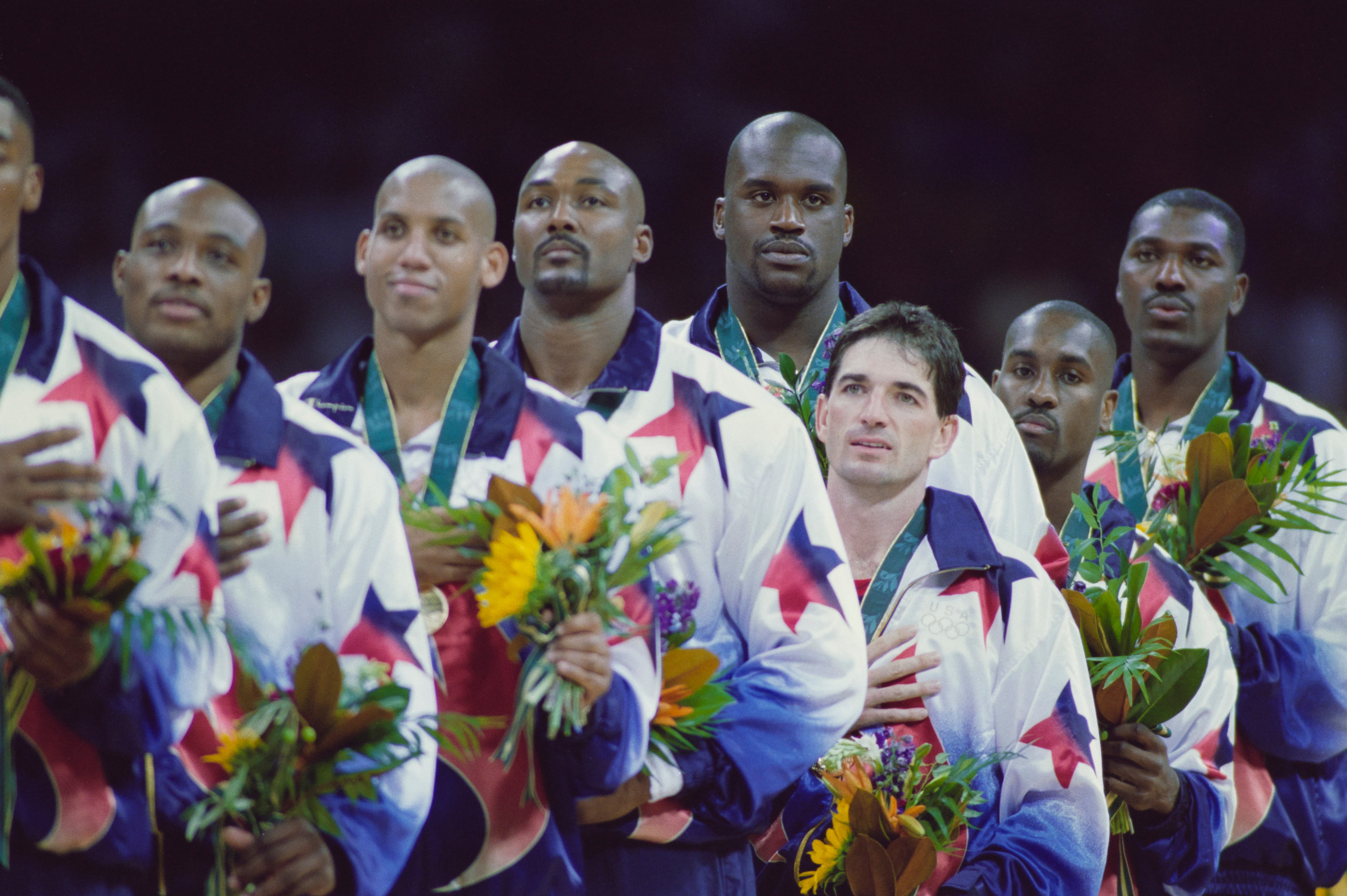 Shaquille O&#039;Neal, junto a sus compañeros de selección, en la entrega de la medalla de oro en Atlanta