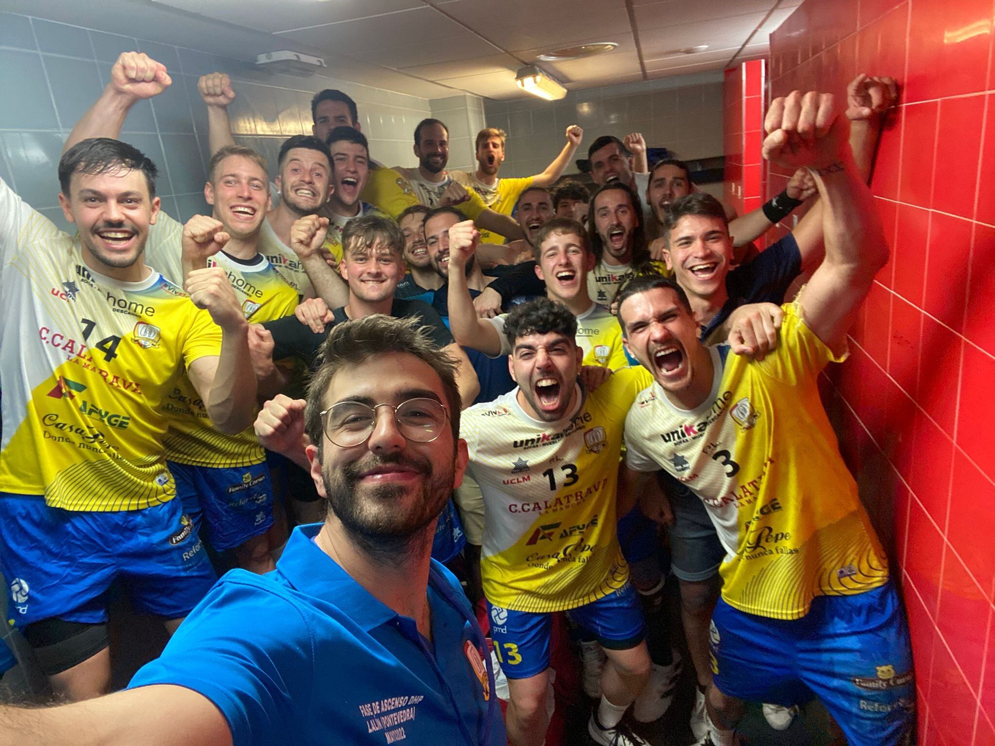 Imagen de la celebración del BM Caserío, tras lograr el ascenso a la División Plata