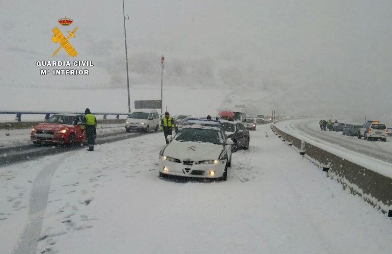 La Guardia Civil tuvo que liberar a media mañana del lunes a decenas de vehículos que se quedaron atrapados por la nieve en la autovía A-67, a la altura del viaducto de Montabliz, debido a la intensa nevada que cayó en pocos minutos.