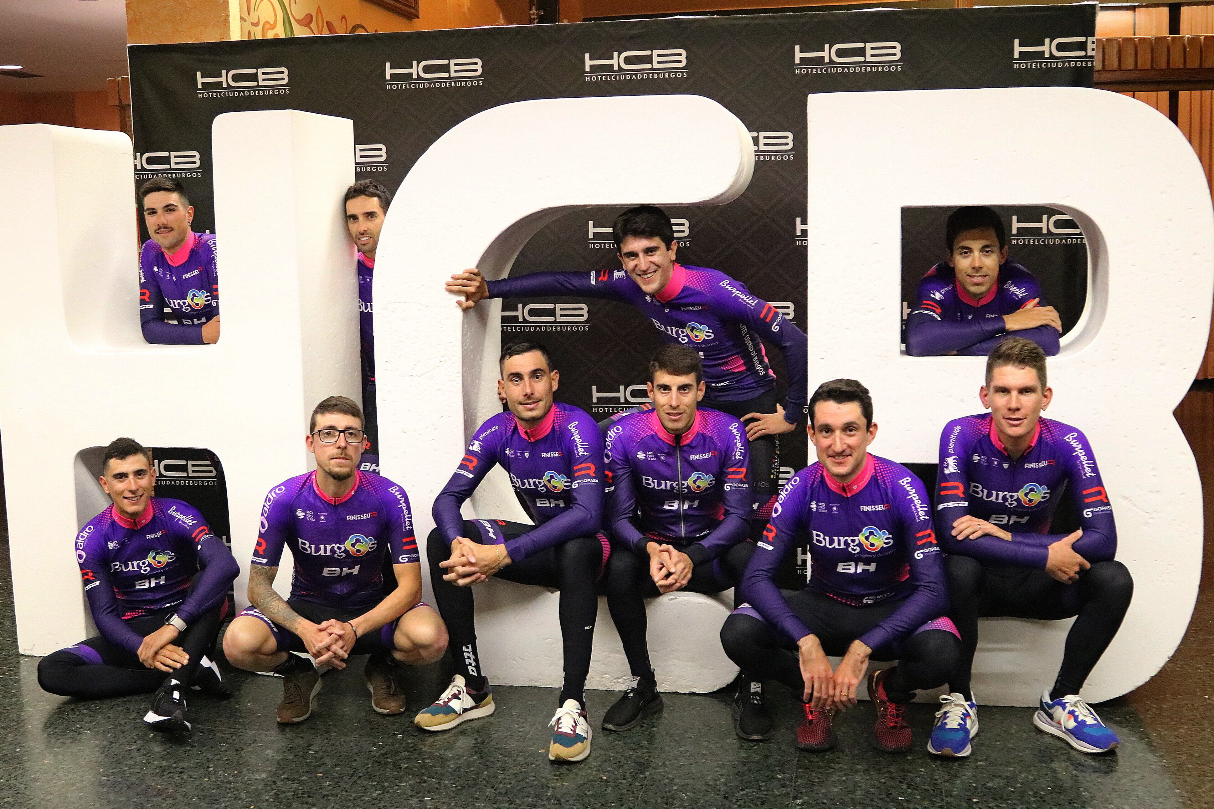 Grupo de corredores del Burgos BH que continuarán una temporada más en el equipo burgalés. / Foto: Burgos BH