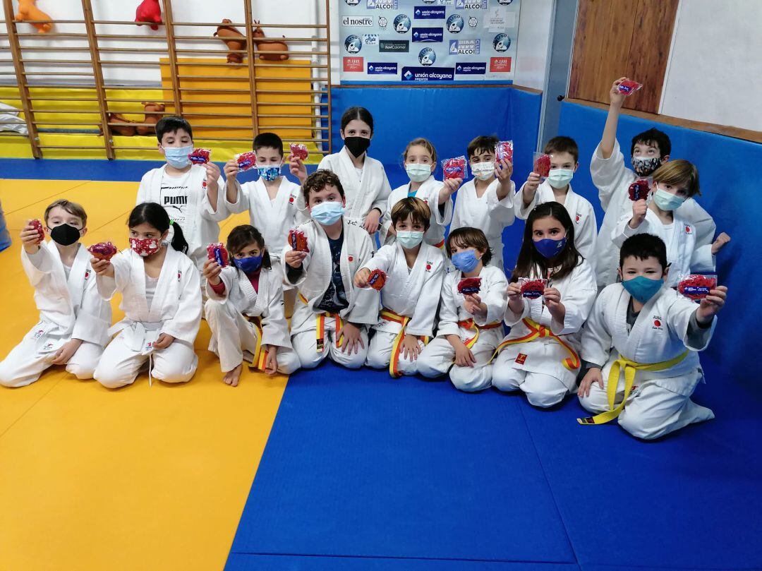 Los niñós y niñas del Judo Club Alcoy mostrando su adorno