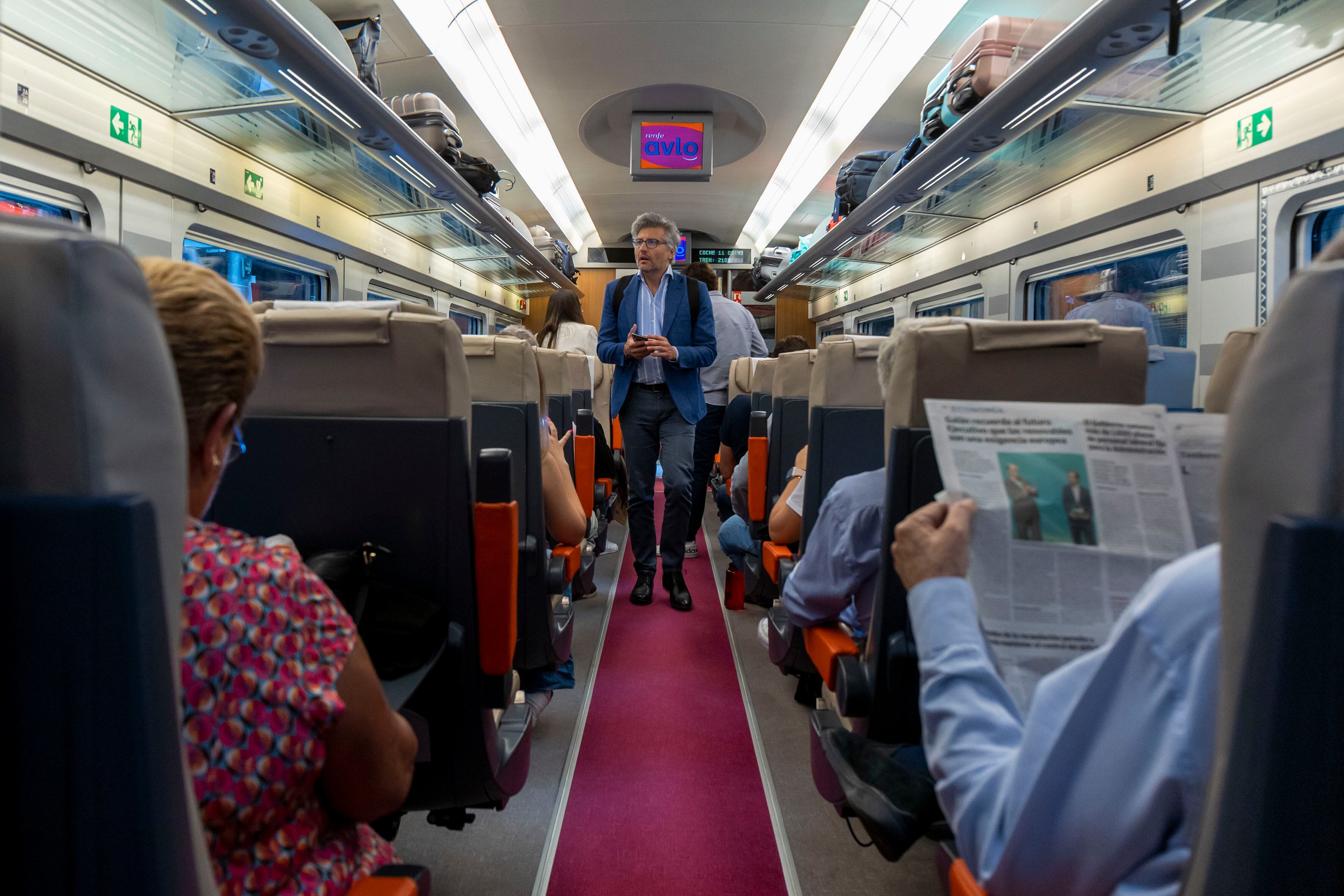 MÁLAGA, 01/06/2023.- Imagen del interior de uno de los trenes Avlo en la estación Málaga-María Zambrano este jueves en Málaga. Renfe inicia este jueves la circulación comercial de su tren de bajo coste Avlo entre Madrid y las ciudades andaluzas de Sevilla y Málaga, con 60.000 billetes vendidos desde que se pusieron a la venta el pasado 12 de abril para viajar a partir de mañana, 1 de junio, y hasta el 30 de septiembre. EFE/ Álvaro Cabrera
