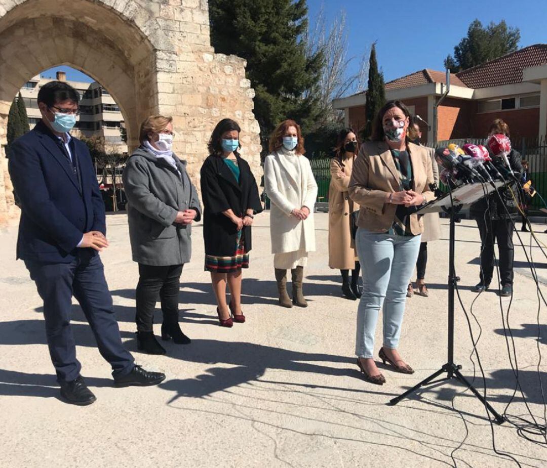 La consejera Patricia Franco, junto a las autoridades provinciales han visitado el Arco del Torreón y su entorno recién rehabilitado