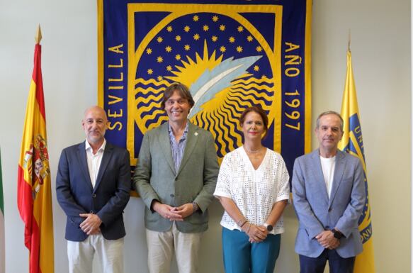 El rector de la UPO y la presidenta de la Fundación LABME (centro) junto al Director General de Políticas Sociales de la UPO, Raúl Álvarez y Gerente José Luis Muñoz de Fundación LABME